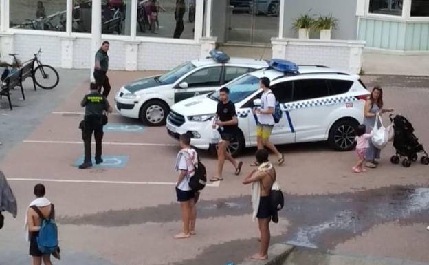 Agentes en la zona del Real Balneario de Salinas. 