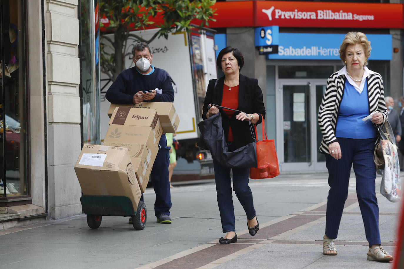 Los asturianos recuperan poco a poco una cierta normalidad en su día a día en pleno proceso de desescalada