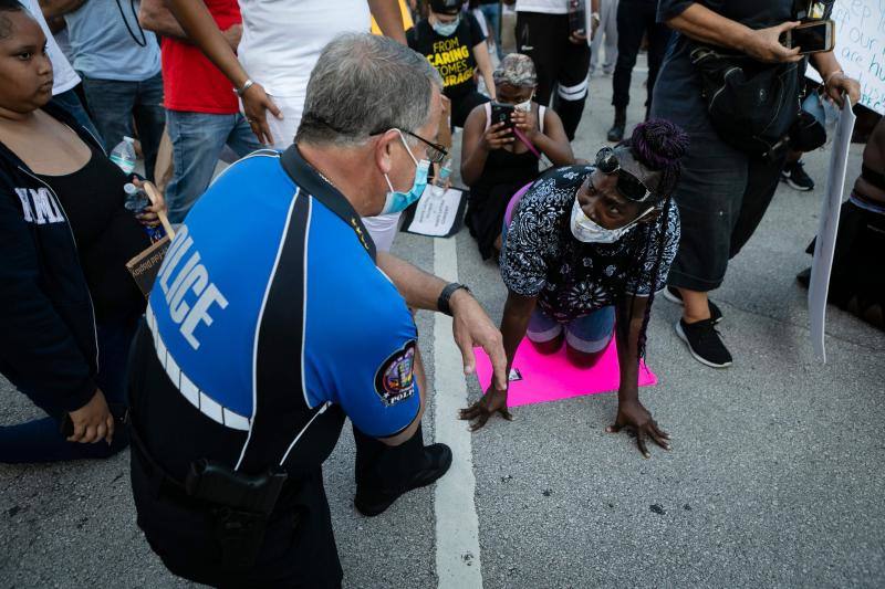 Los policías se pusieron de rodillas en señal de solidaridad con los manifestantes en Coral Gables, Florida.