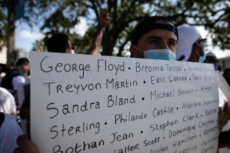 Los policías se pusieron de rodillas en señal de solidaridad con los manifestantes en Coral Gables, Florida.