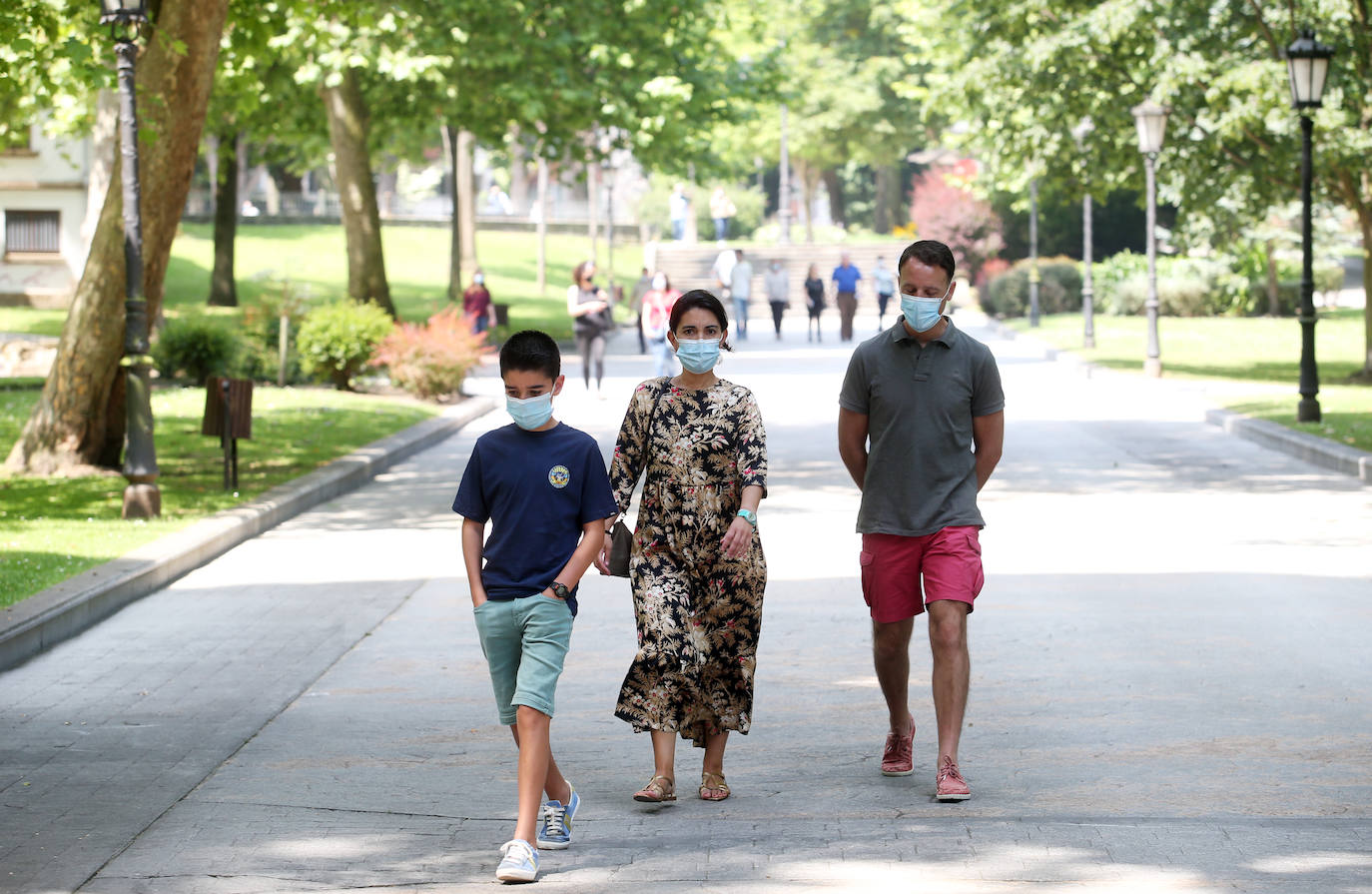 Es Martes de Campo y los ovetenses mantienen la tradición, aunque la mayoría este año han decidido comerlo en casa, por responsabilidad