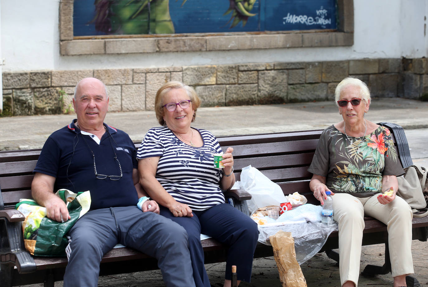 Es Martes de Campo y los ovetenses mantienen la tradición, aunque la mayoría este año han decidido comerlo en casa, por responsabilidad