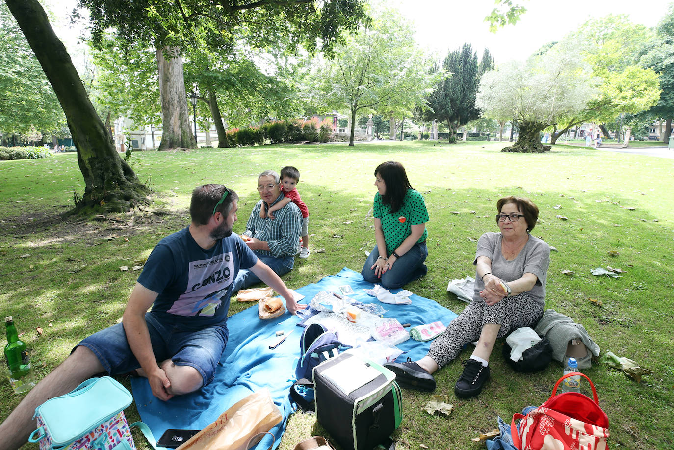 Es Martes de Campo y los ovetenses mantienen la tradición, aunque muchos han sido los que han decidido comerlo en casa