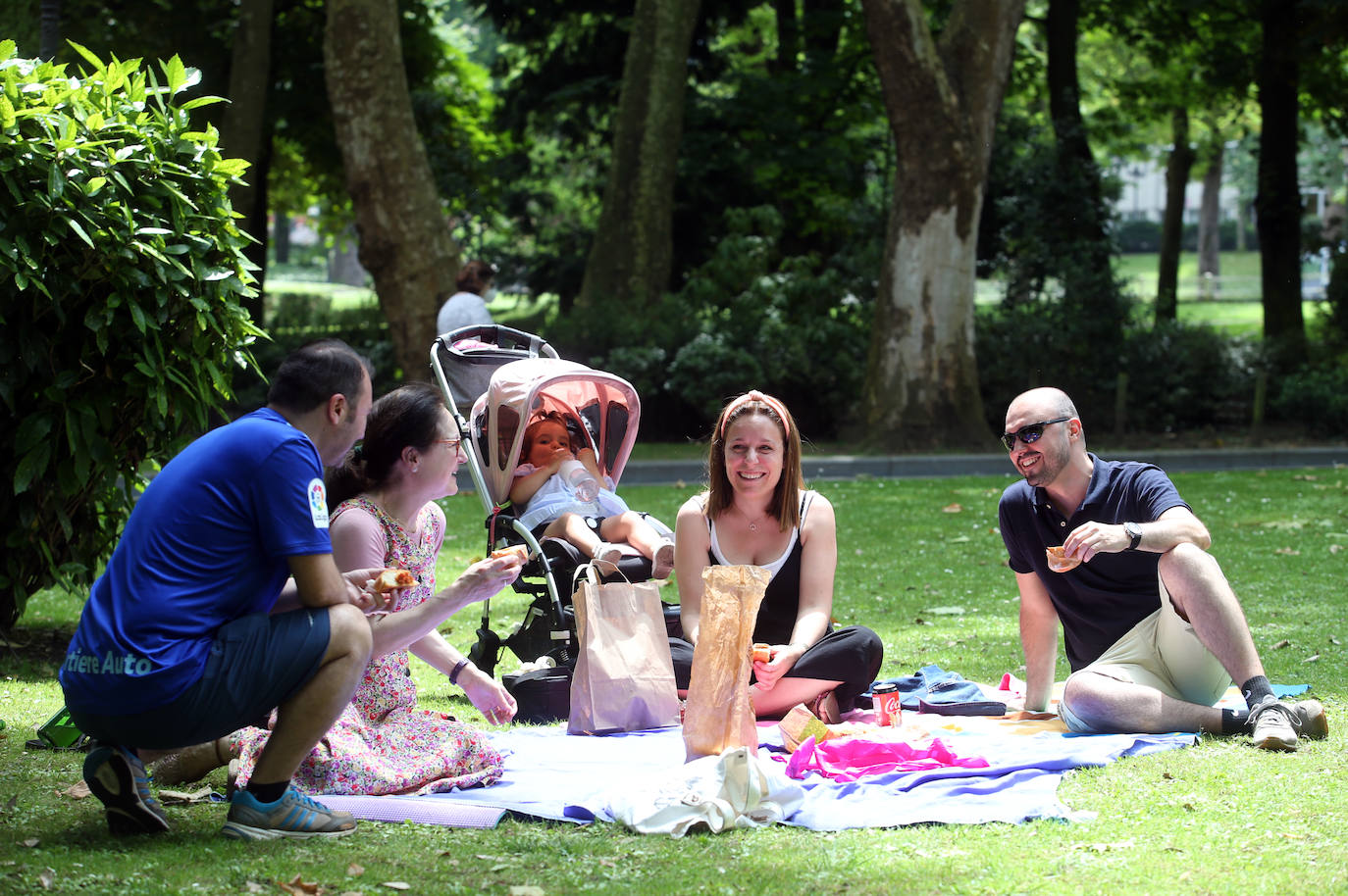 Es Martes de Campo y los ovetenses mantienen la tradición, aunque la mayoría este año han decidido comerlo en casa, por responsabilidad