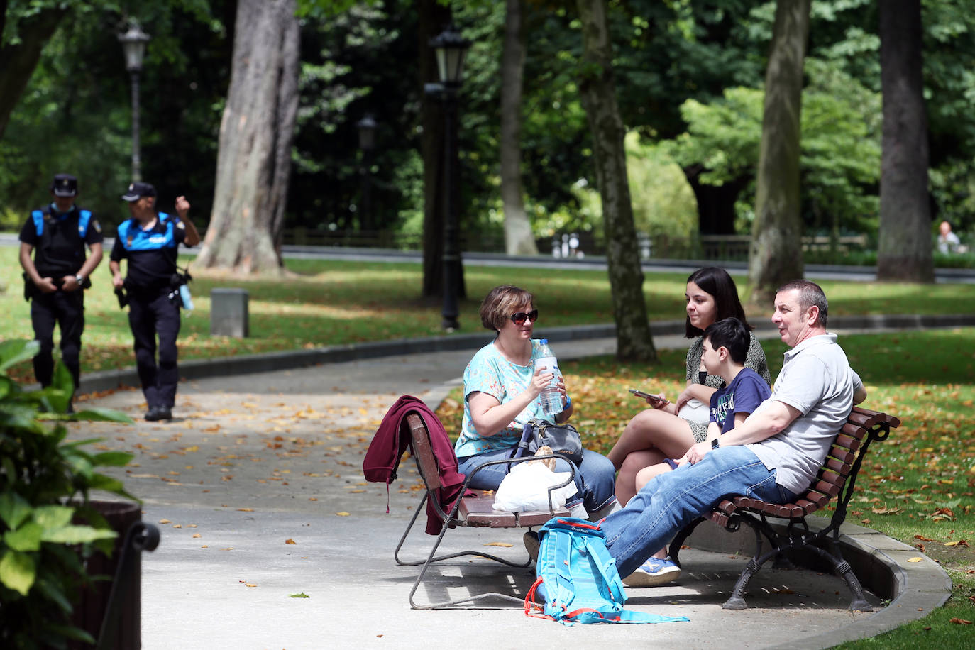 Es Martes de Campo y los ovetenses mantienen la tradición, aunque la mayoría este año han decidido comerlo en casa, por responsabilidad