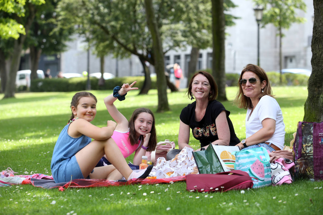 Es Martes de Campo y los ovetenses mantienen la tradición, aunque la mayoría este año han decidido comerlo en casa, por responsabilidad