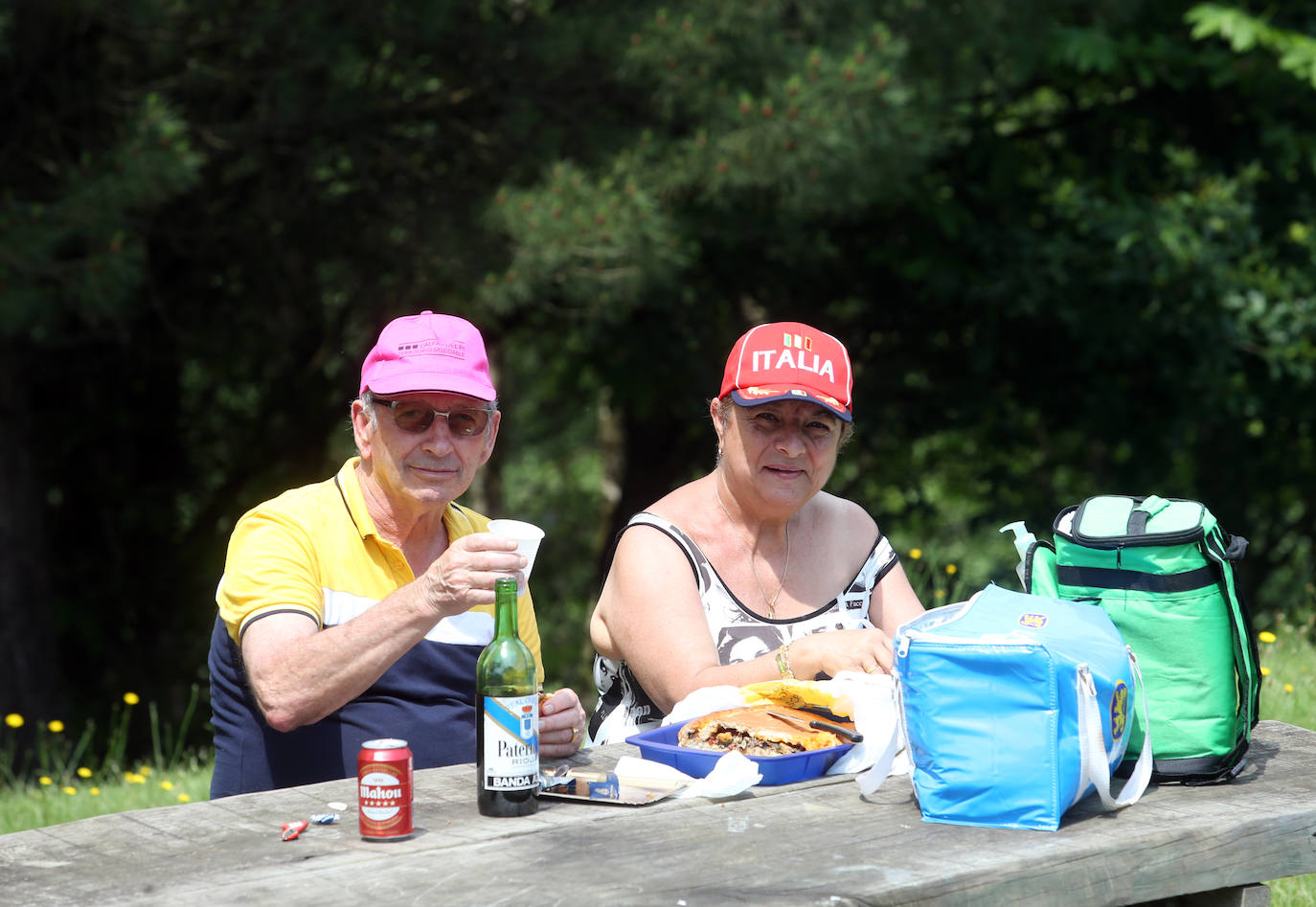 Es Martes de Campo y los ovetenses mantienen la tradición, aunque la mayoría este año han decidido comerlo en casa, por responsabilidad
