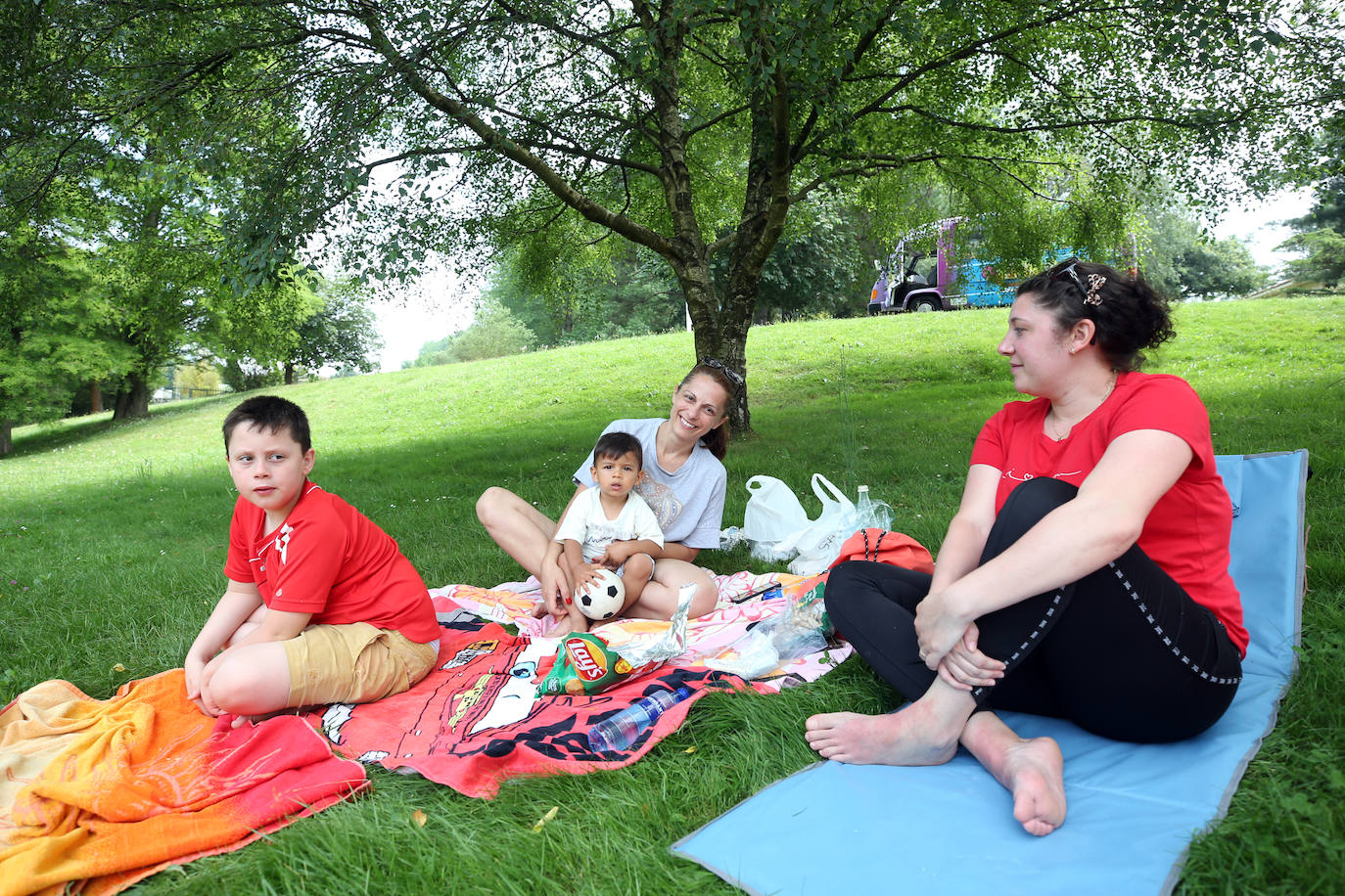 Es Martes de Campo y los ovetenses mantienen la tradición, aunque la mayoría este año han decidido comerlo en casa, por responsabilidad
