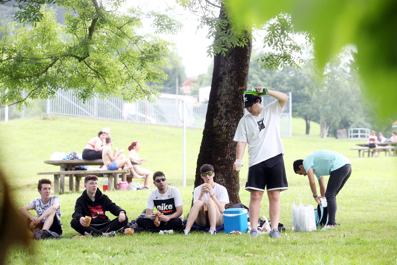 Es Martes de Campo y los ovetenses mantienen la tradición, aunque la mayoría este año han decidido comerlo en casa, por responsabilidad