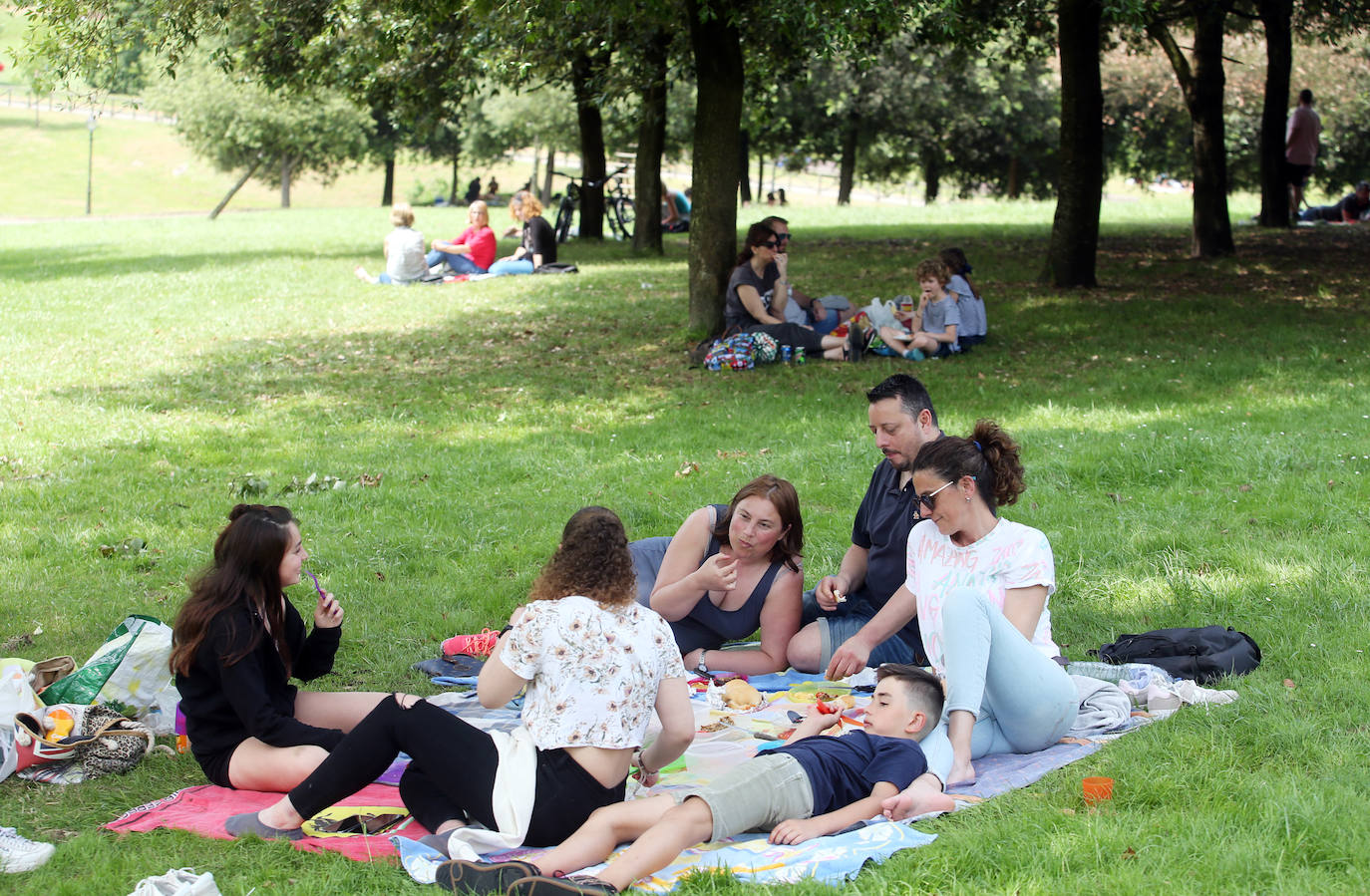 Es Martes de Campo y los ovetenses mantienen la tradición, aunque la mayoría este año han decidido comerlo en casa, por responsabilidad