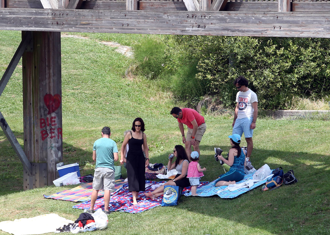 Es Martes de Campo y los ovetenses mantienen la tradición, aunque la mayoría este año han decidido comerlo en casa, por responsabilidad