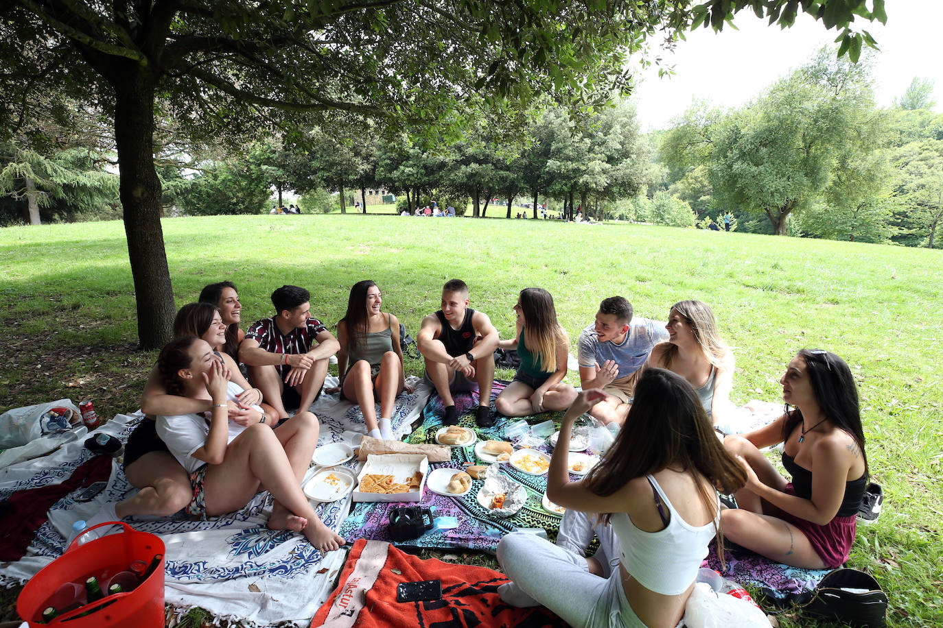 Es Martes de Campo y los ovetenses mantienen la tradición, aunque la mayoría este año han decidido comerlo en casa, por responsabilidad