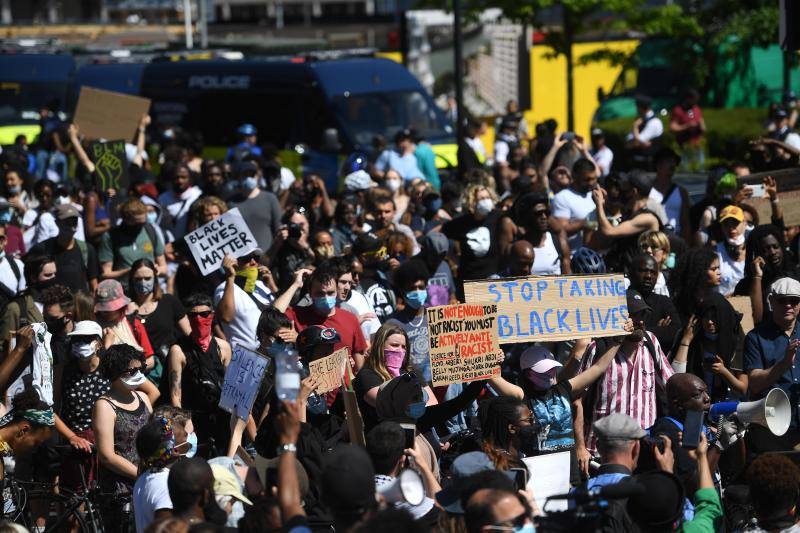 Las protestas y manifestaciones contra el racismo y la brutalidad policial han llegado a todo el mundo a raíz del asesinato del afroamericano George Floyd a manos de un policía en Estados Unidos. Desde España hasta Kenia, pasando por Australia, Inglaterra o Alemania, cientos de personas reclaman la igualdad bajo el lema 'Black Lives Matter' ('las vidas de los negros importan'). En la imagen, Londres (Inglaterra)