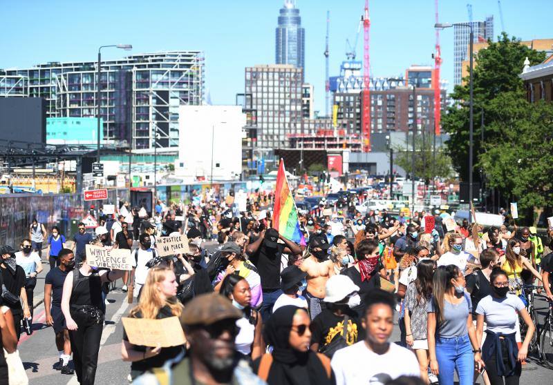 Las protestas y manifestaciones contra el racismo y la brutalidad policial han llegado a todo el mundo a raíz del asesinato del afroamericano George Floyd a manos de un policía en Estados Unidos. Desde España hasta Kenia, pasando por Australia, Inglaterra o Alemania, cientos de personas reclaman la igualdad bajo el lema 'Black Lives Matter' ('las vidas de los negros importan'). En la imagen, Londres (Inglaterra). 