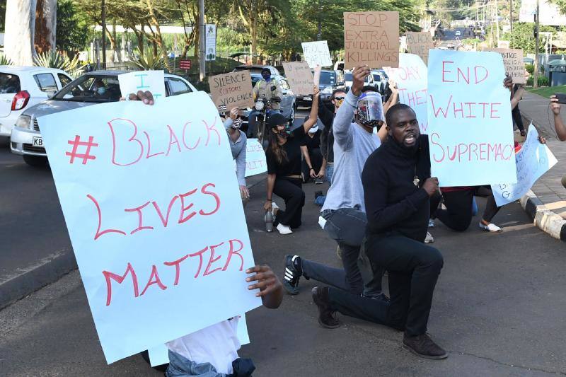 Las protestas y manifestaciones contra el racismo y la brutalidad policial han llegado a todo el mundo a raíz del asesinato del afroamericano George Floyd a manos de un policía en Estados Unidos. Desde España hasta Kenia, pasando por Australia, Inglaterra o Alemania, cientos de personas reclaman la igualdad bajo el lema 'Black Lives Matter' ('las vidas de los negros importan'). En la imagen, Nairobi (Kenia).