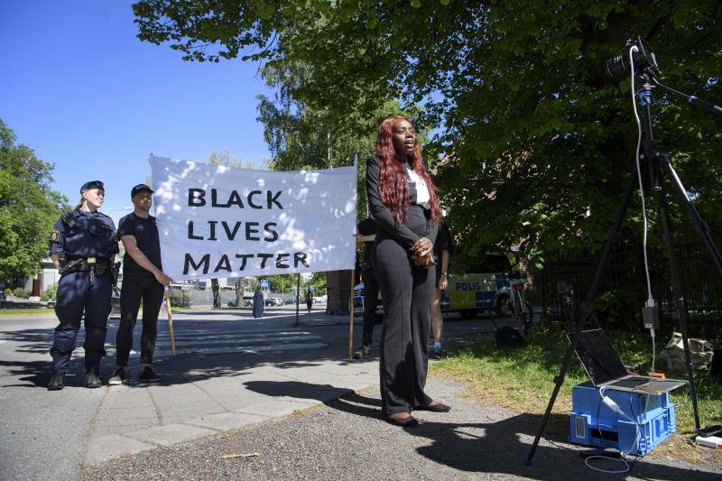 Las protestas y manifestaciones contra el racismo y la brutalidad policial han llegado a todo el mundo a raíz del asesinato del afroamericano George Floyd a manos de un policía en Estados Unidos. Desde España hasta Kenia, pasando por Australia, Inglaterra o Alemania, cientos de personas reclaman la igualdad bajo el lema 'Black Lives Matter' ('las vidas de los negros importan'). En la imagen, Estocolmo (Suecia).