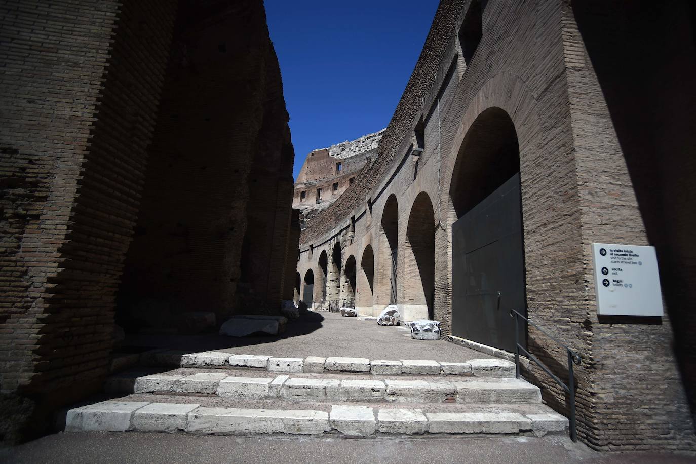 El Coliseo de Roma y algunas de las principales joyas culturales de Italia, como los Museos Vaticanos o los Uffizi de Florencia, han reabierto sus puertas después de casi tres meses de cierre por la pandemia de coronavirus, en un nuevo paso hacia la normalidad. Con la apertura del Coliseo, Italia recupera su principal símbolo, aunque lo hace en medio de un panorama inédito, sin colas de turistas y entre medidas de seguridad