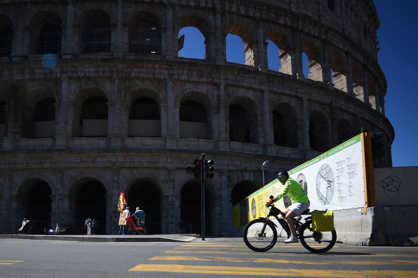 El Coliseo de Roma y algunas de las principales joyas culturales de Italia, como los Museos Vaticanos o los Uffizi de Florencia, han reabierto sus puertas después de casi tres meses de cierre por la pandemia de coronavirus, en un nuevo paso hacia la normalidad. Con la apertura del Coliseo, Italia recupera su principal símbolo, aunque lo hace en medio de un panorama inédito, sin colas de turistas y entre medidas de seguridad