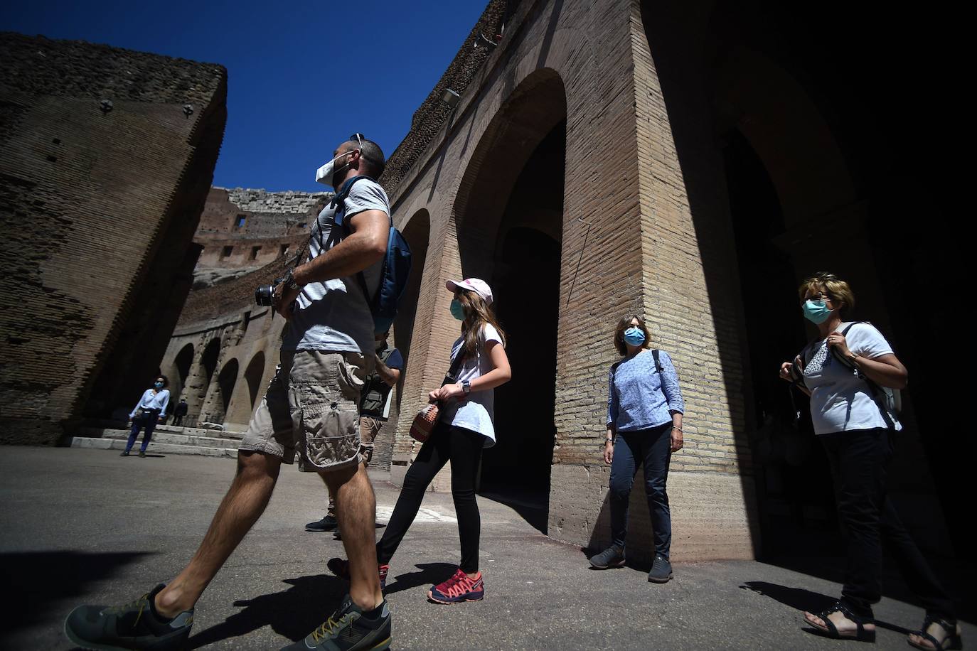 El Coliseo de Roma y algunas de las principales joyas culturales de Italia, como los Museos Vaticanos o los Uffizi de Florencia, han reabierto sus puertas después de casi tres meses de cierre por la pandemia de coronavirus, en un nuevo paso hacia la normalidad. Con la apertura del Coliseo, Italia recupera su principal símbolo, aunque lo hace en medio de un panorama inédito, sin colas de turistas y entre medidas de seguridad