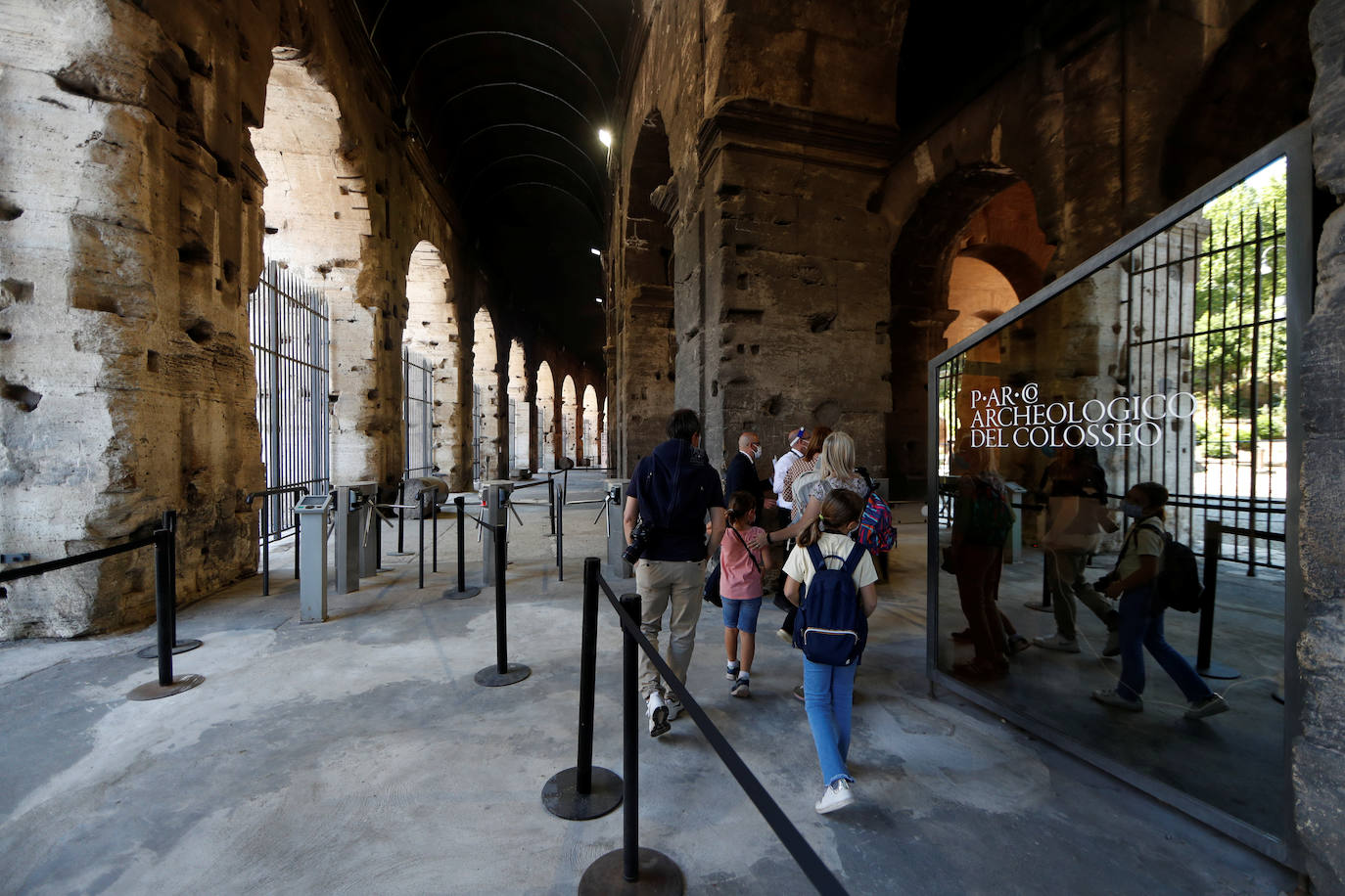 El Coliseo de Roma y algunas de las principales joyas culturales de Italia, como los Museos Vaticanos o los Uffizi de Florencia, han reabierto sus puertas después de casi tres meses de cierre por la pandemia de coronavirus, en un nuevo paso hacia la normalidad. Con la apertura del Coliseo, Italia recupera su principal símbolo, aunque lo hace en medio de un panorama inédito, sin colas de turistas y entre medidas de seguridad