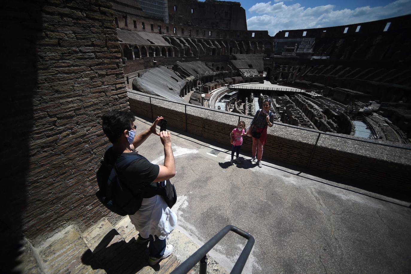 El Coliseo de Roma y algunas de las principales joyas culturales de Italia, como los Museos Vaticanos o los Uffizi de Florencia, han reabierto sus puertas después de casi tres meses de cierre por la pandemia de coronavirus, en un nuevo paso hacia la normalidad. Con la apertura del Coliseo, Italia recupera su principal símbolo, aunque lo hace en medio de un panorama inédito, sin colas de turistas y entre medidas de seguridad