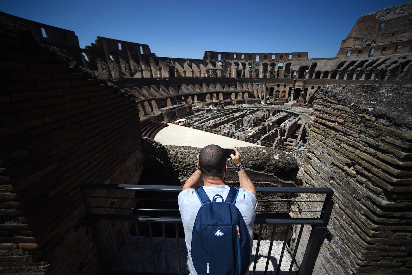 El Coliseo de Roma y algunas de las principales joyas culturales de Italia, como los Museos Vaticanos o los Uffizi de Florencia, han reabierto sus puertas después de casi tres meses de cierre por la pandemia de coronavirus, en un nuevo paso hacia la normalidad. Con la apertura del Coliseo, Italia recupera su principal símbolo, aunque lo hace en medio de un panorama inédito, sin colas de turistas y entre medidas de seguridad