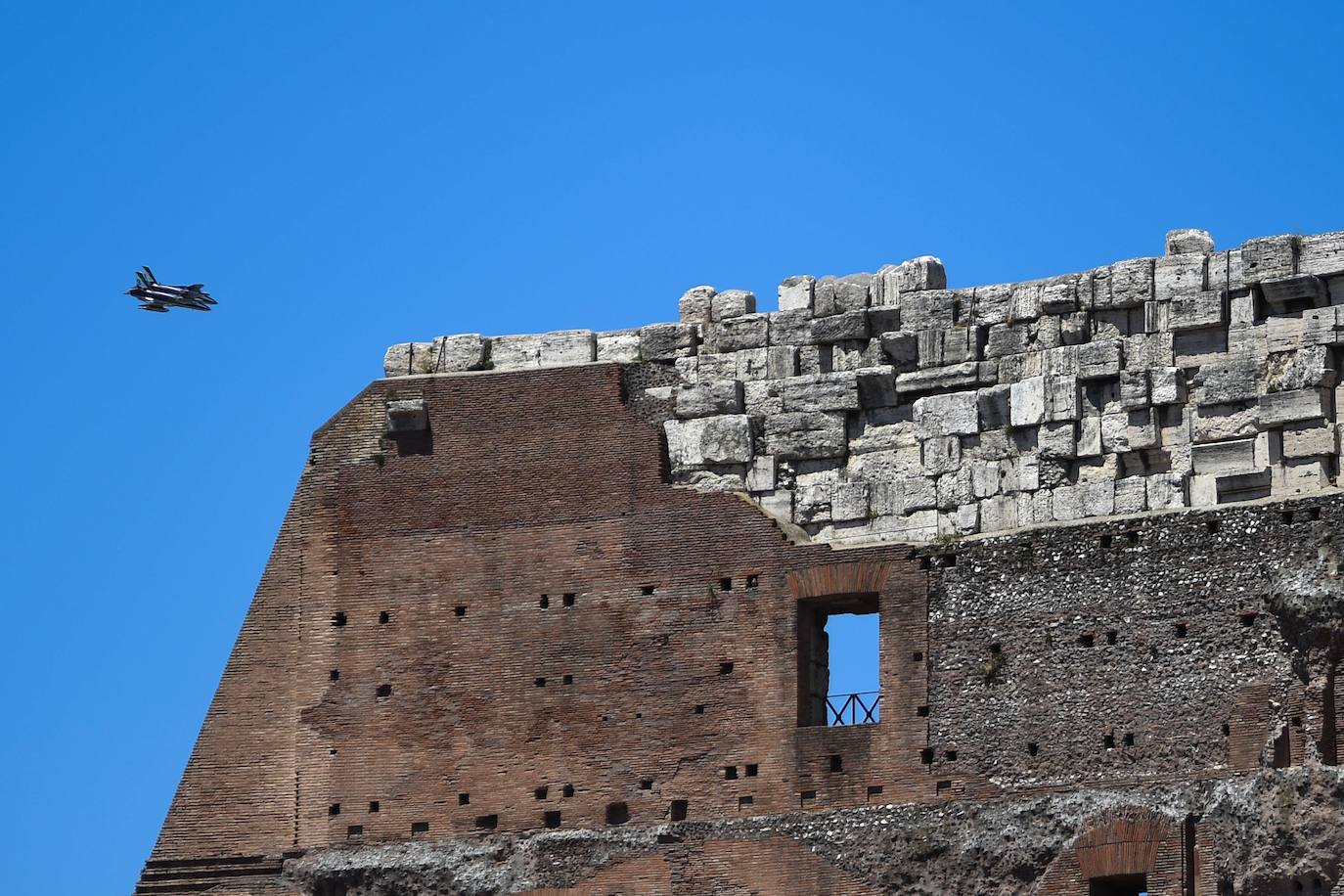 El Coliseo de Roma y algunas de las principales joyas culturales de Italia, como los Museos Vaticanos o los Uffizi de Florencia, han reabierto sus puertas después de casi tres meses de cierre por la pandemia de coronavirus, en un nuevo paso hacia la normalidad. Con la apertura del Coliseo, Italia recupera su principal símbolo, aunque lo hace en medio de un panorama inédito, sin colas de turistas y entre medidas de seguridad