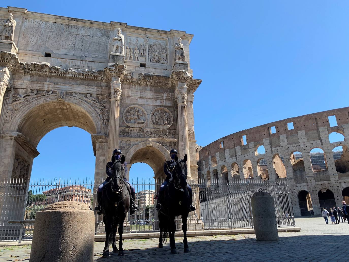 El Coliseo de Roma y algunas de las principales joyas culturales de Italia, como los Museos Vaticanos o los Uffizi de Florencia, han reabierto sus puertas después de casi tres meses de cierre por la pandemia de coronavirus, en un nuevo paso hacia la normalidad. Con la apertura del Coliseo, Italia recupera su principal símbolo, aunque lo hace en medio de un panorama inédito, sin colas de turistas y entre medidas de seguridad