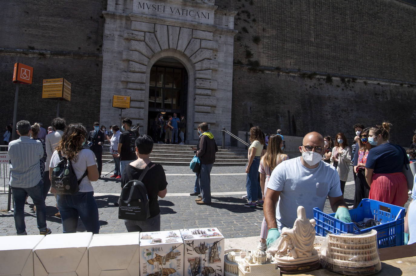 El Coliseo de Roma y algunas de las principales joyas culturales de Italia, como los Museos Vaticanos o los Uffizi de Florencia, han reabierto sus puertas después de casi tres meses de cierre por la pandemia de coronavirus, en un nuevo paso hacia la normalidad. Con la apertura del Coliseo, Italia recupera su principal símbolo, aunque lo hace en medio de un panorama inédito, sin colas de turistas y entre medidas de seguridad