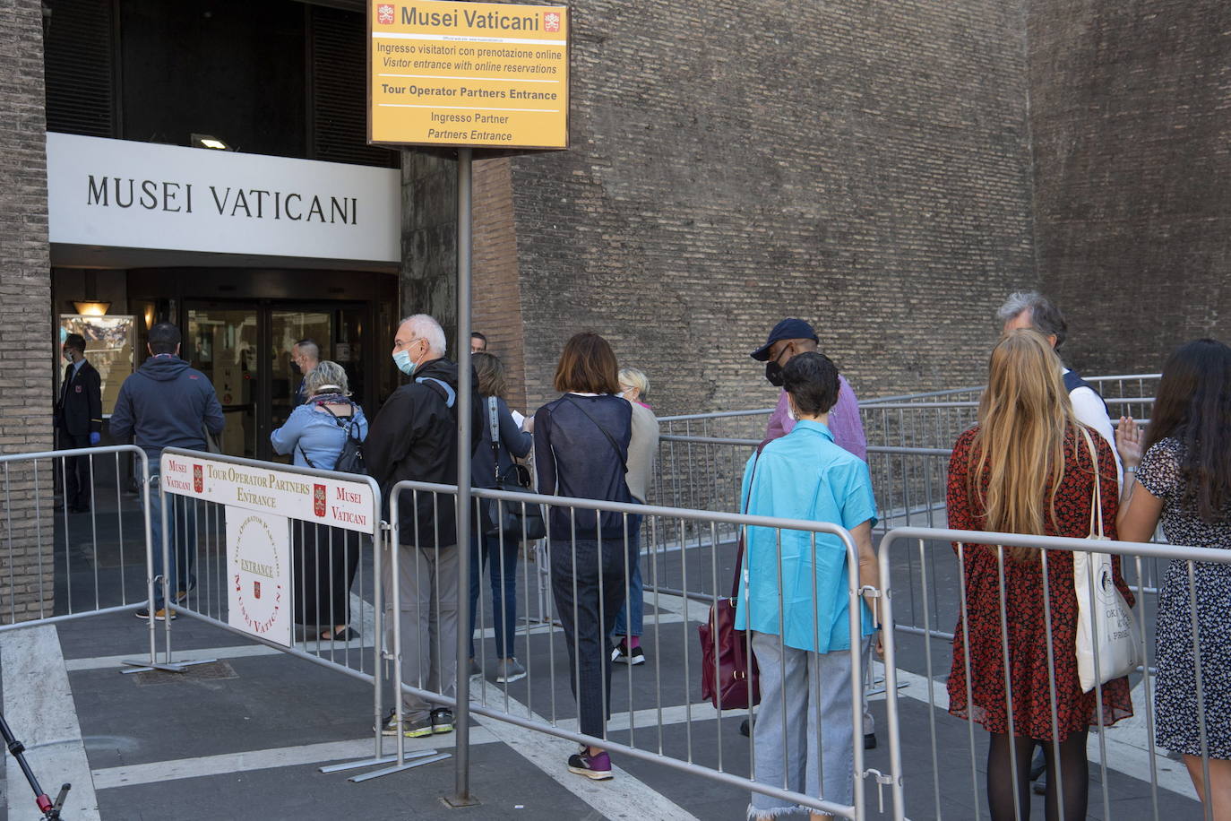 El Coliseo de Roma y algunas de las principales joyas culturales de Italia, como los Museos Vaticanos o los Uffizi de Florencia, han reabierto sus puertas después de casi tres meses de cierre por la pandemia de coronavirus, en un nuevo paso hacia la normalidad. Con la apertura del Coliseo, Italia recupera su principal símbolo, aunque lo hace en medio de un panorama inédito, sin colas de turistas y entre medidas de seguridad