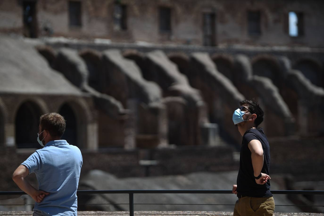 El Coliseo de Roma y algunas de las principales joyas culturales de Italia, como los Museos Vaticanos o los Uffizi de Florencia, han reabierto sus puertas después de casi tres meses de cierre por la pandemia de coronavirus, en un nuevo paso hacia la normalidad. Con la apertura del Coliseo, Italia recupera su principal símbolo, aunque lo hace en medio de un panorama inédito, sin colas de turistas y entre medidas de seguridad