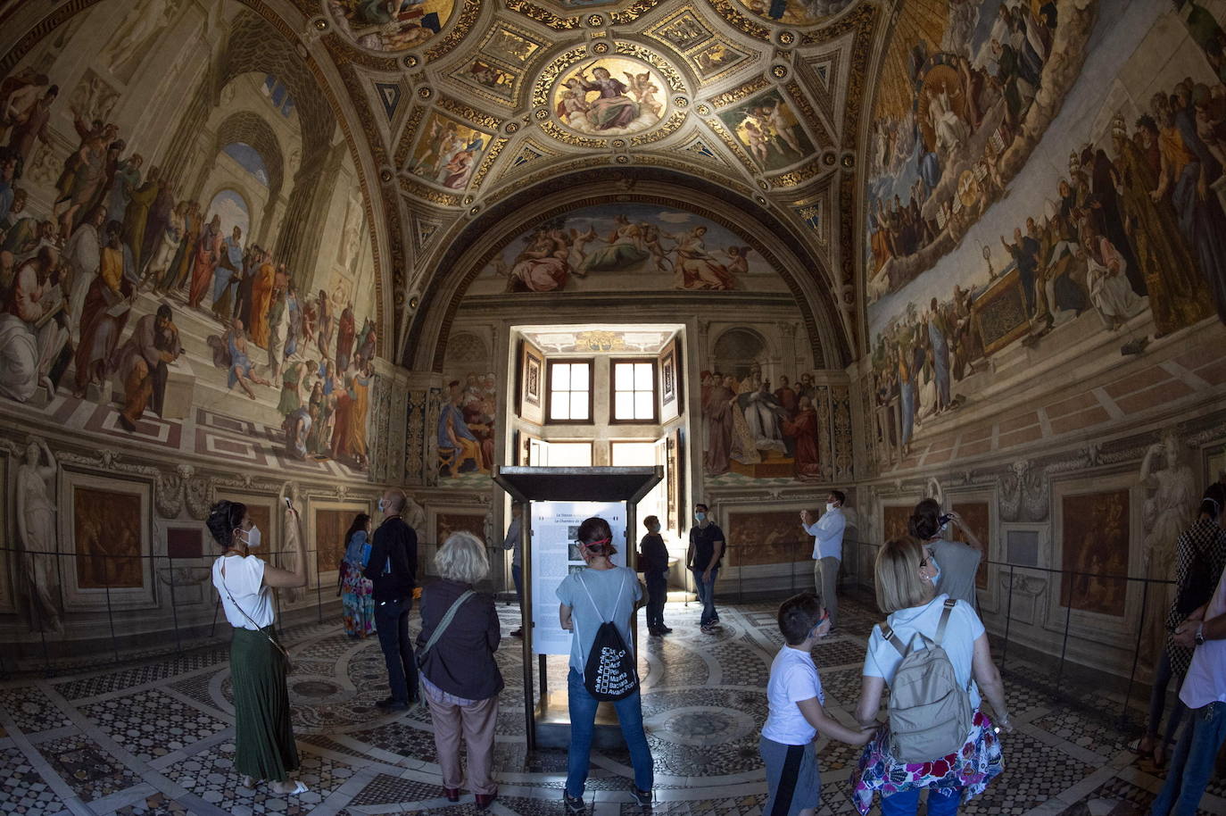 El Coliseo de Roma y algunas de las principales joyas culturales de Italia, como los Museos Vaticanos o los Uffizi de Florencia, han reabierto sus puertas después de casi tres meses de cierre por la pandemia de coronavirus, en un nuevo paso hacia la normalidad. Con la apertura del Coliseo, Italia recupera su principal símbolo, aunque lo hace en medio de un panorama inédito, sin colas de turistas y entre medidas de seguridad