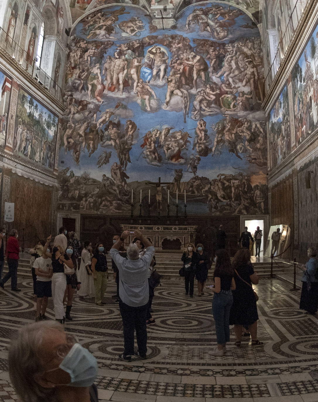 El Coliseo de Roma y algunas de las principales joyas culturales de Italia, como los Museos Vaticanos o los Uffizi de Florencia, han reabierto sus puertas después de casi tres meses de cierre por la pandemia de coronavirus, en un nuevo paso hacia la normalidad. Con la apertura del Coliseo, Italia recupera su principal símbolo, aunque lo hace en medio de un panorama inédito, sin colas de turistas y entre medidas de seguridad