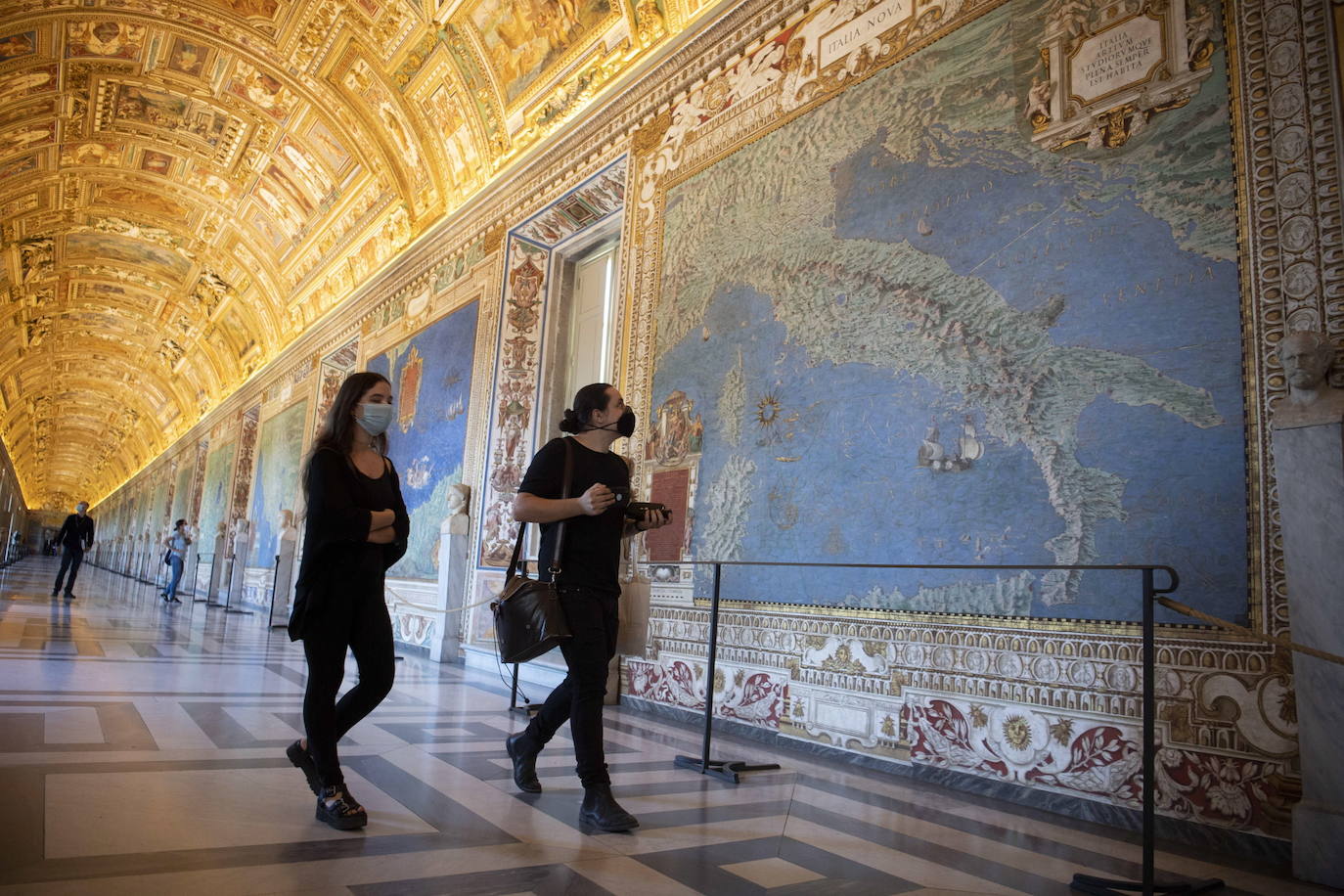 El Coliseo de Roma y algunas de las principales joyas culturales de Italia, como los Museos Vaticanos o los Uffizi de Florencia, han reabierto sus puertas después de casi tres meses de cierre por la pandemia de coronavirus, en un nuevo paso hacia la normalidad. Con la apertura del Coliseo, Italia recupera su principal símbolo, aunque lo hace en medio de un panorama inédito, sin colas de turistas y entre medidas de seguridad