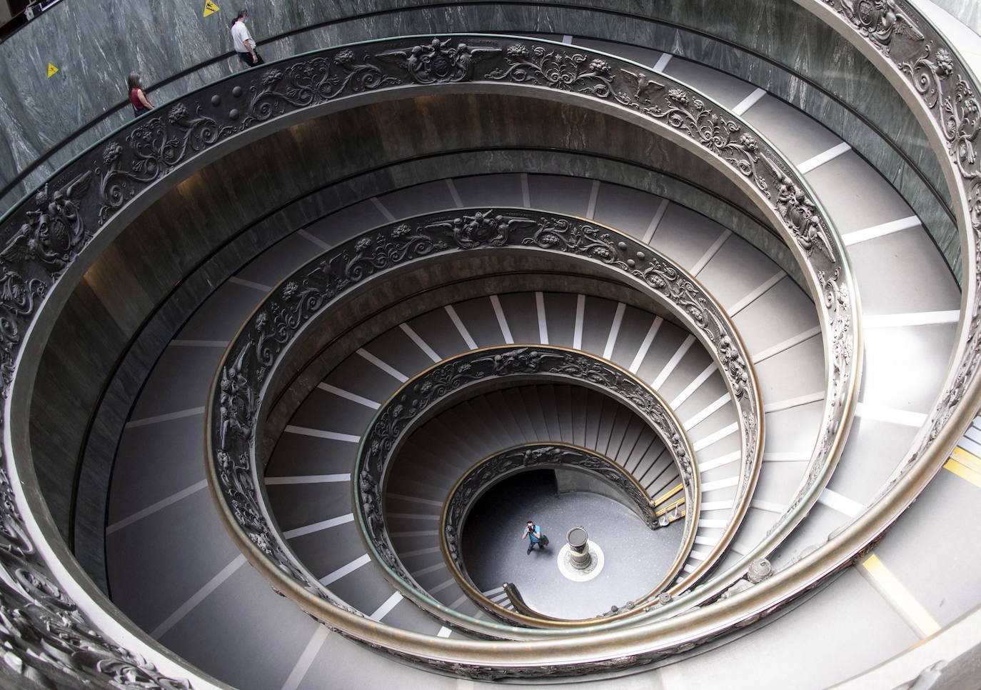 El Coliseo de Roma y algunas de las principales joyas culturales de Italia, como los Museos Vaticanos o los Uffizi de Florencia, han reabierto sus puertas después de casi tres meses de cierre por la pandemia de coronavirus, en un nuevo paso hacia la normalidad. Con la apertura del Coliseo, Italia recupera su principal símbolo, aunque lo hace en medio de un panorama inédito, sin colas de turistas y entre medidas de seguridad