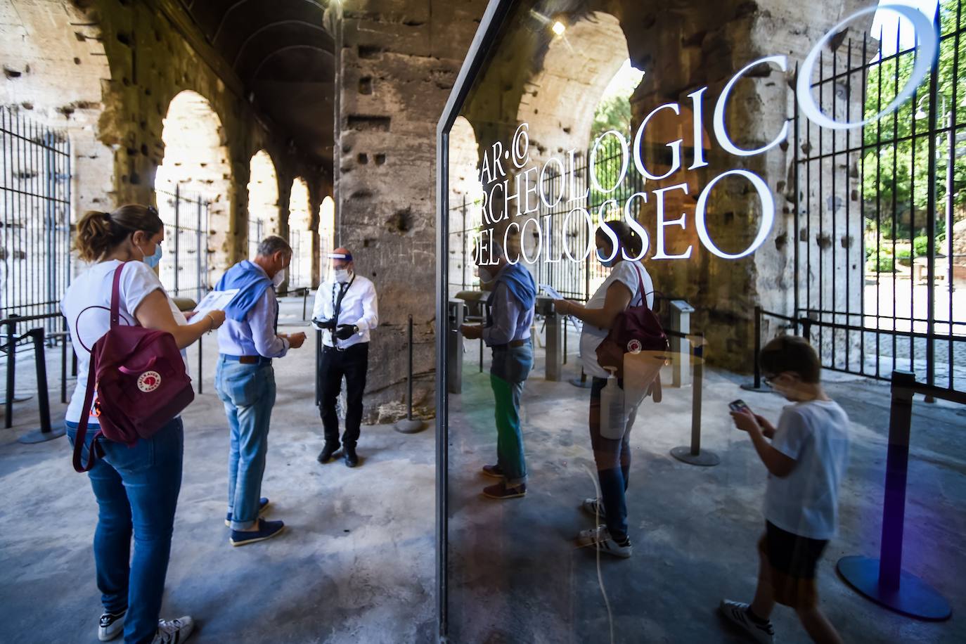 El Coliseo de Roma y algunas de las principales joyas culturales de Italia, como los Museos Vaticanos o los Uffizi de Florencia, han reabierto sus puertas después de casi tres meses de cierre por la pandemia de coronavirus, en un nuevo paso hacia la normalidad. Con la apertura del Coliseo, Italia recupera su principal símbolo, aunque lo hace en medio de un panorama inédito, sin colas de turistas y entre medidas de seguridad