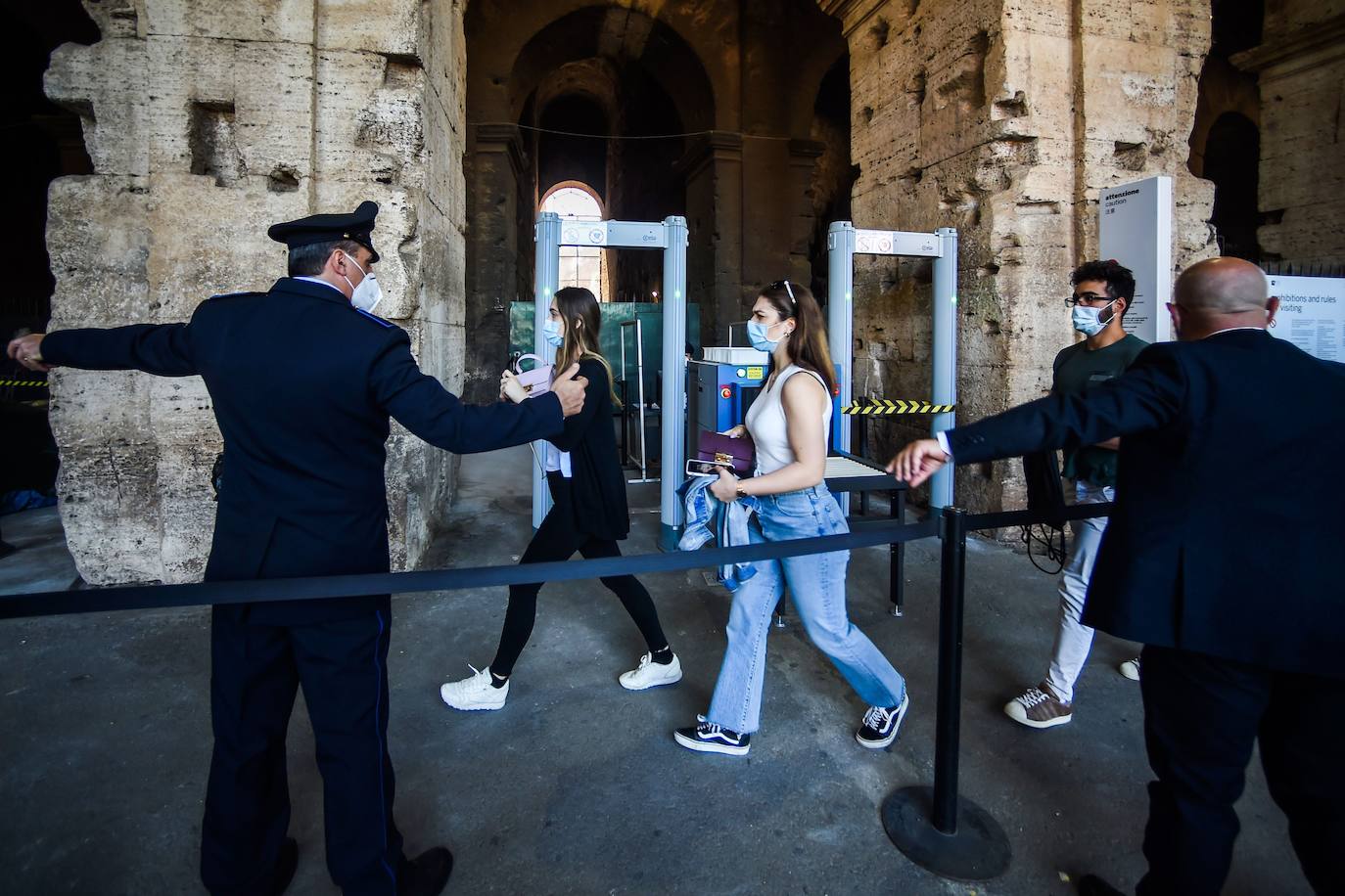 El Coliseo de Roma y algunas de las principales joyas culturales de Italia, como los Museos Vaticanos o los Uffizi de Florencia, han reabierto sus puertas después de casi tres meses de cierre por la pandemia de coronavirus, en un nuevo paso hacia la normalidad. Con la apertura del Coliseo, Italia recupera su principal símbolo, aunque lo hace en medio de un panorama inédito, sin colas de turistas y entre medidas de seguridad