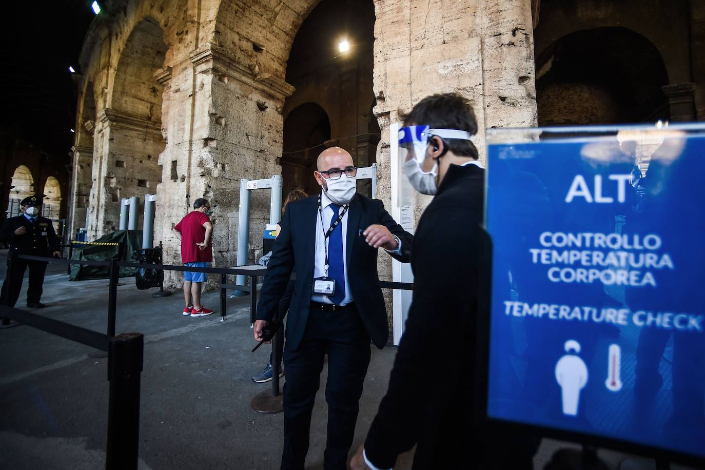 El Coliseo de Roma y algunas de las principales joyas culturales de Italia, como los Museos Vaticanos o los Uffizi de Florencia, han reabierto sus puertas después de casi tres meses de cierre por la pandemia de coronavirus, en un nuevo paso hacia la normalidad. Con la apertura del Coliseo, Italia recupera su principal símbolo, aunque lo hace en medio de un panorama inédito, sin colas de turistas y entre medidas de seguridad