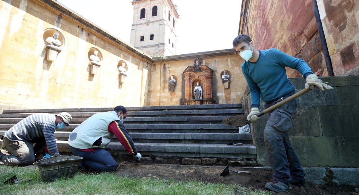 Los arqueólogos Valentín Álvarez, Juan Muñiz y Adrián Piñán, ayer, comenzando a excavar en el Jardín de los Reyes. 