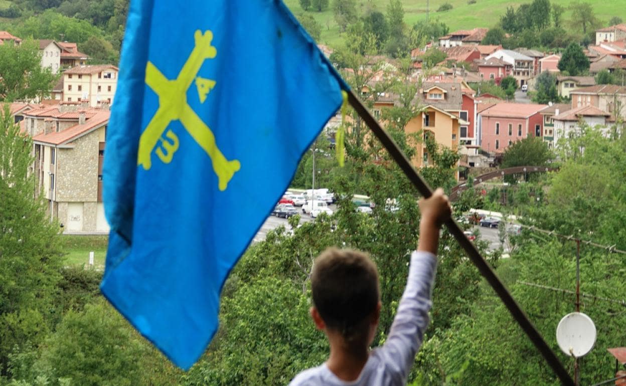 Un guaje con la bandera de Asturias en Cabrales