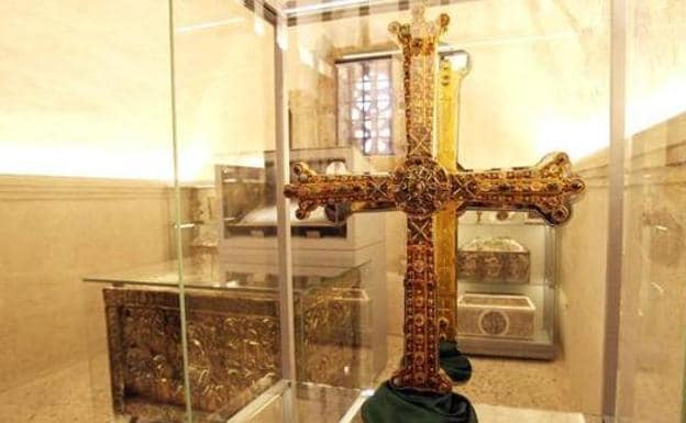 La cruz de la Victoria custodiada en la cámara santa de la catedral de Oviedo. 
