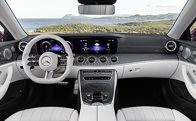 El habitáculo se ha diseñado con un estilo más lujoso y deportivo, añadiendo el sistema de infoentretenimiento de Mercedes-Benz MBUX.