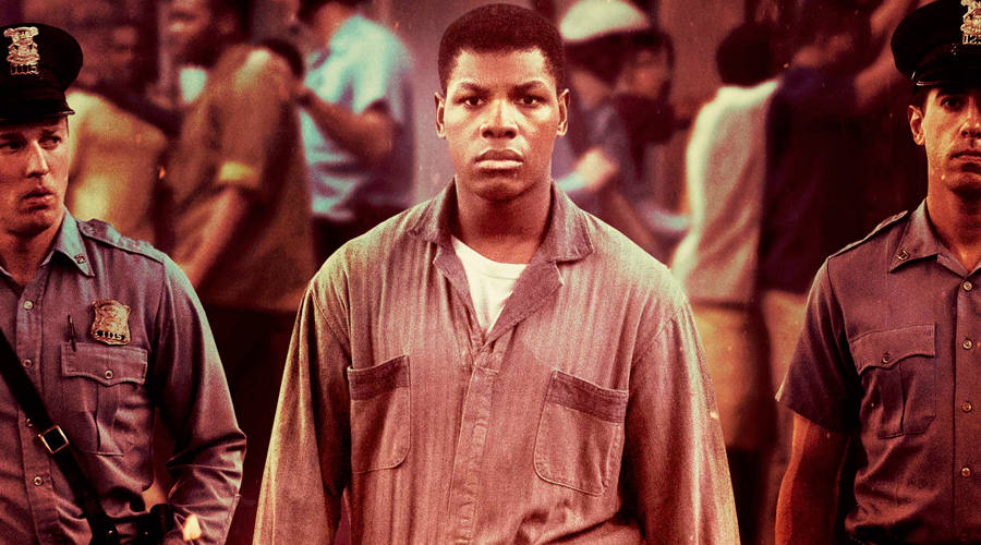 Detroit (2017). La cinta viaja al año 1967, cuando la policía de Motel Algiers, en Michigan, lleva a cabo una redada en contra de la población negra que acaba con la muerte de tres hombres afroamericanos y otros tantos heridos.Tras estos sucesos, se desencadenaron unos violentos disturbios raciales que dejaron la cifra de 43 muertos y múltiples daños materiales