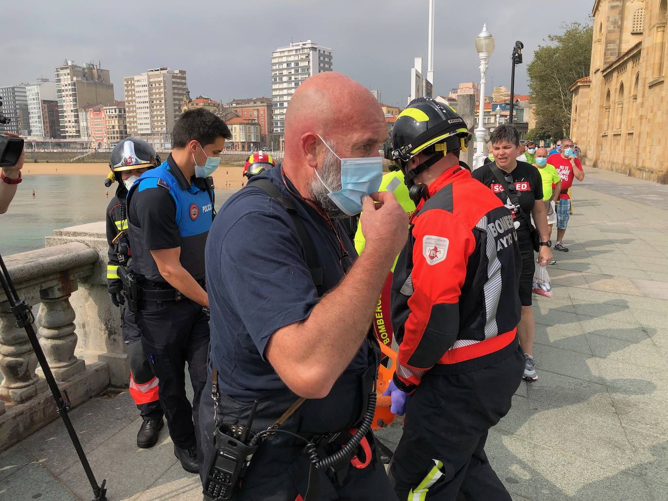 La víctima se precipitó al vacío desde el muro de hormigón que delimita el paseo del Muro