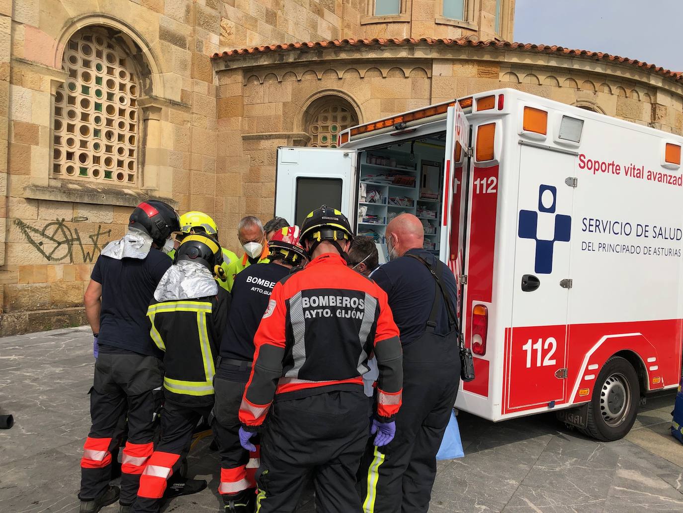 La víctima se precipitó al vacío desde el muro de hormigón que delimita el paseo del Muro