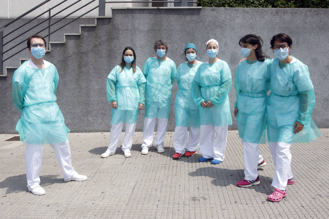 Los profesionales agradecen a las puertas de los centros sanitarios asturianos la concesión del Premio Princesa de la Concordia