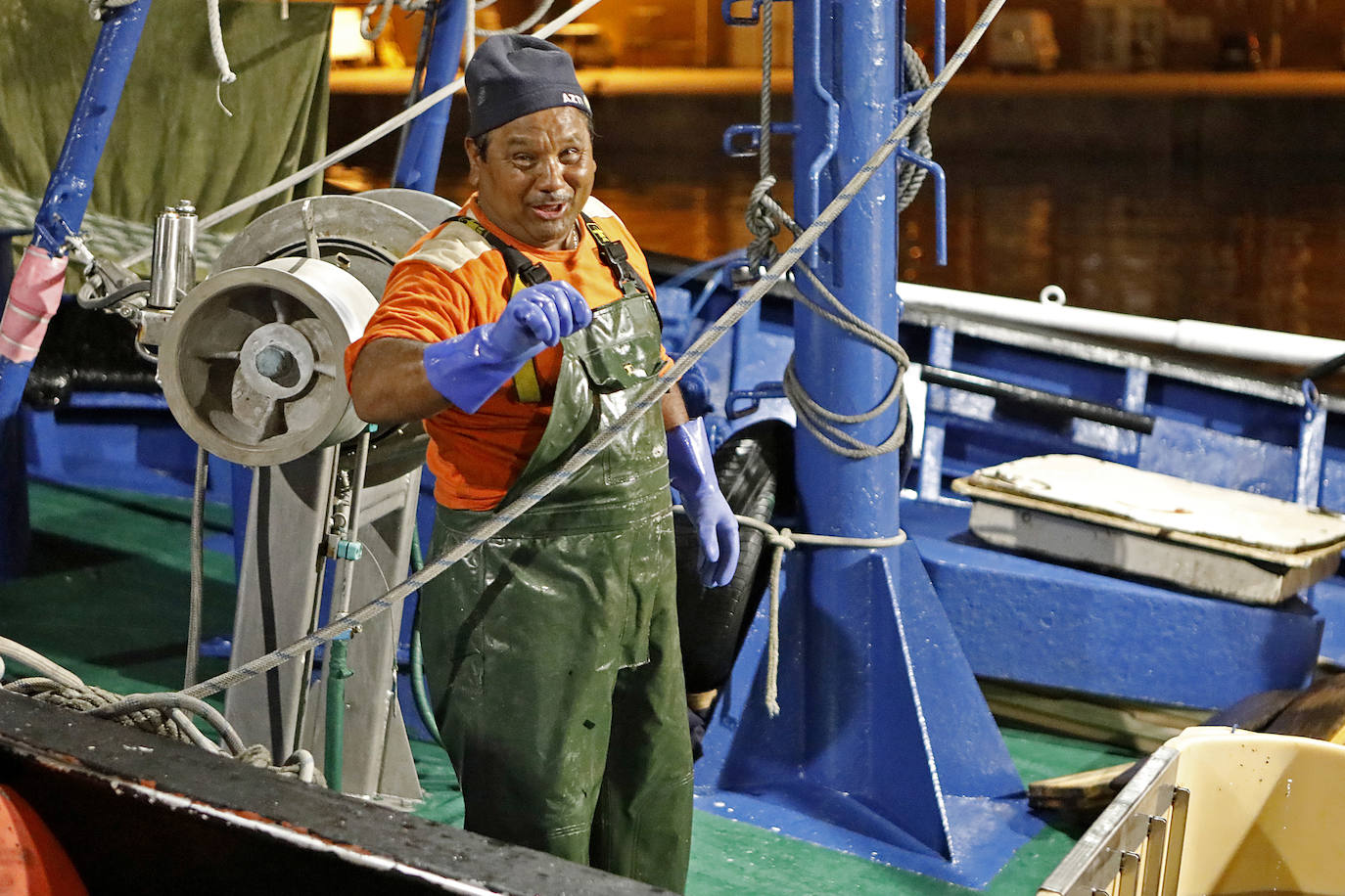 La temporada se estrenó con la venta a 14.03 euros el kilo en la primera tina de bonito grande, 119 kilos que se llevó Pescados El Kiku, de Tazones. El resto, mas de 8.800 kilos, lo compró Alimerka a 12.96 euros. 