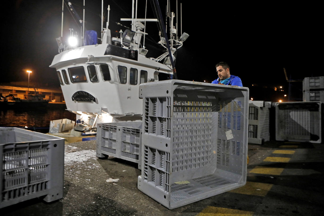 La temporada se estrenó con la venta a 14.03 euros el kilo en la primera tina de bonito grande, 119 kilos que se llevó Pescados El Kiku, de Tazones. El resto, mas de 8.800 kilos, lo compró Alimerka a 12.96 euros. 