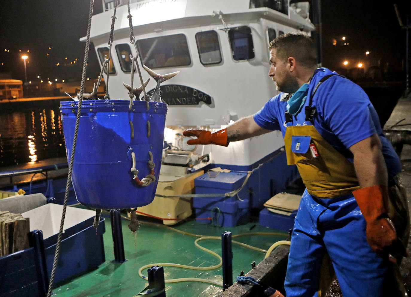 La temporada se estrenó con la venta a 14.03 euros el kilo en la primera tina de bonito grande, 119 kilos que se llevó Pescados El Kiku, de Tazones. El resto, mas de 8.800 kilos, lo compró Alimerka a 12.96 euros. 