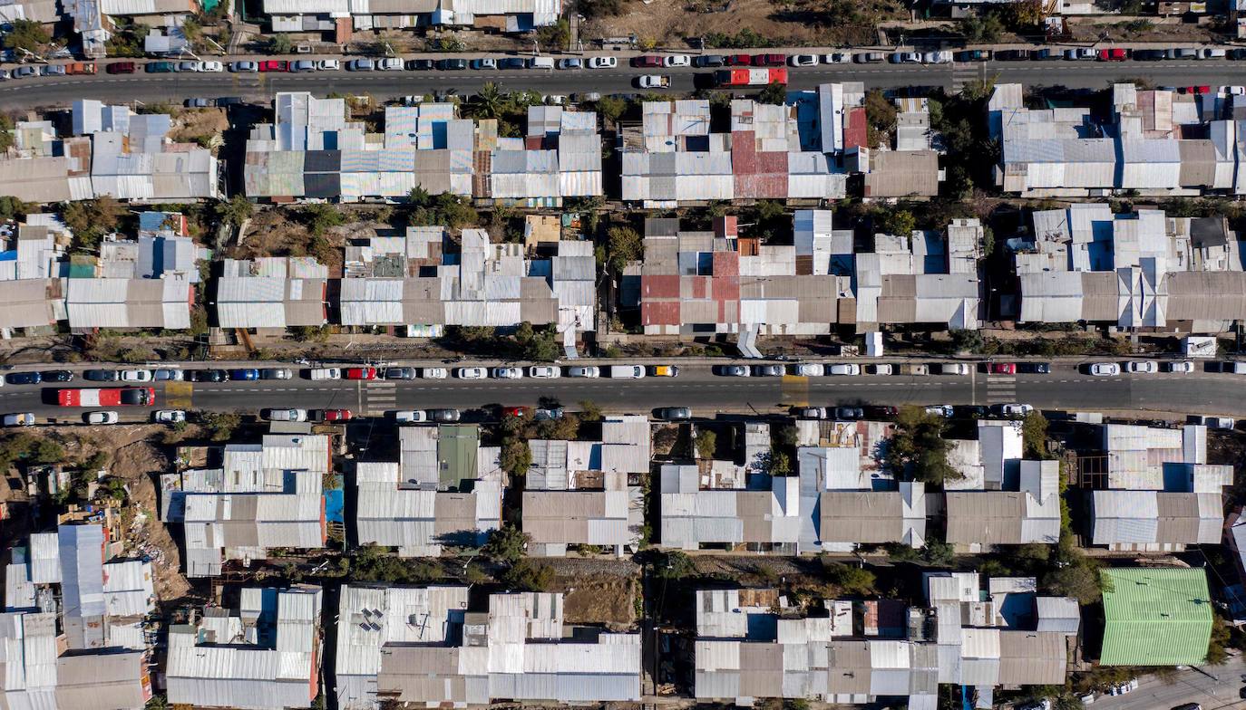 Cerro 18, Santiago, Chile | El coronavirus ha sacudido a gran parte del mundo. Los vecindarios superpoblados y una gran población dentro de los niveles de pobreza son un gran desafío que enfrentan los países latinoamericanos durante la pandemia global. 